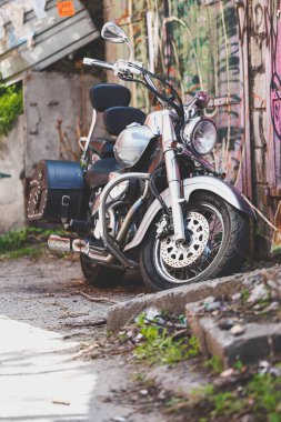 Güneşli bir günde park etmiş eski bir caddenin manzarası.