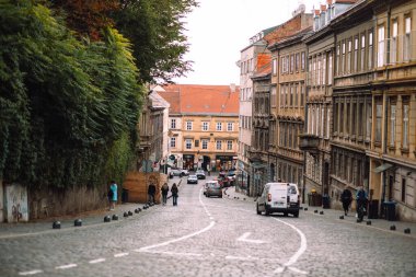 Zagreb, Hırvatistan 'ın merkezinde insan ve arabaların yer aldığı bir kaldırım taşı yol