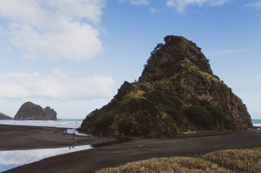 Deniz kıyısındaki kayalık kayalıkların güzel manzarası.