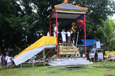 Bali, Endonezya - 8 Ekim 2021: Ngaben Hindu Geleneksel Kültür Festivali Yavaş Çekimde Ölüler için Kutlama. Palebon veya Ngaben Töreni. Bali