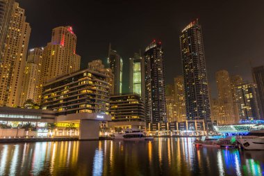 Dubai 'deki Marina Mahallesi' nin düşük açılı gece çekimi.