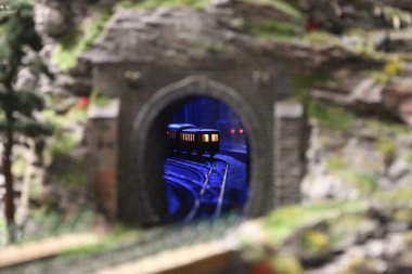 Minyatür Wunderland Müzesi, Hamburg, Almanya 'daki bir demiryolu tünelinden çıkan minyatür trenin seçici odak noktası.
