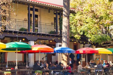 San Antonio, TX 'teki sahil yolunda bulunan lokantaların yakın çekimi.