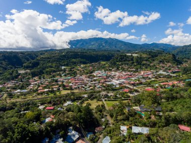 Kırsal kesimde yeşilliklerle çevrili bir köyün hava görüntüsü.