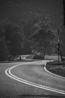 61W otoyolunun yakınındaki ağaçlarla çevrili.