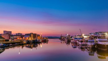 Birleşik Krallık 'ta gün doğumunda Baiter manzaralı eski bir köprüden Poole Rıhtımı