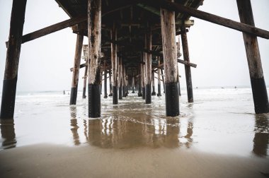 Denizdeki eski ahşap iskeleden bir parça.