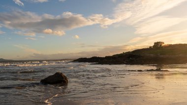 Yazın güneşli bir günde güzel bir deniz manzarası