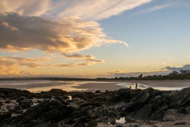 Güneşli bir günde güzel bir deniz manzarası.