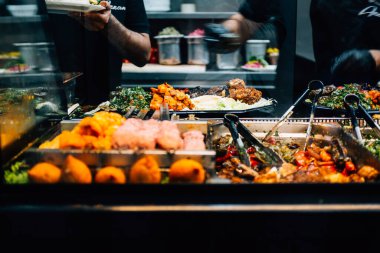 Kafeteryadaki bazı yiyeceklerin yakın plan çekimi.