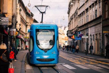 Hırvatistan 'ın Zagreb kentinde mavi bir halk tramvayı