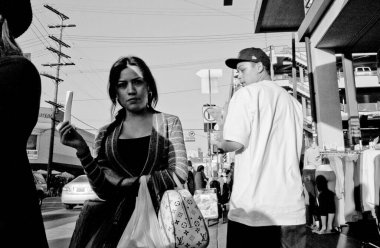 Los Angeles şehir merkezinin sokaklarında rastgele insanlar ve gri tonda dükkanlar
