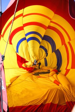 Arizona, ABD 'de güneşli bir havada renkli bir sıcak hava balonunun dikey çekimi.