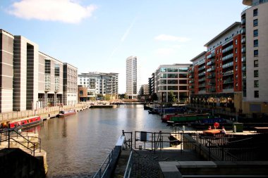 Gündüz vakti binalarla çevrili bir nehir manzarası.