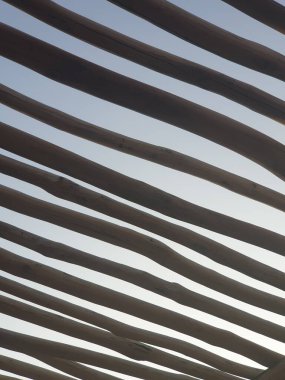 Düz olmayan bir çitin yakın plan çekimi.