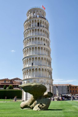 Pisa Kulesi ve Angelo Caduto 'nun dikey görüntüsü açık mavi gökyüzü arkaplanına karşı