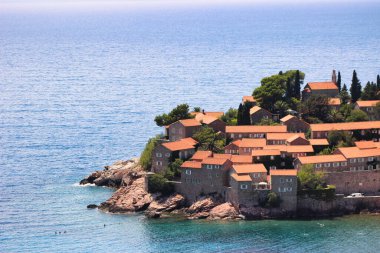 Karadağ 'ın St. Stephan adasındaki küçük binalar.