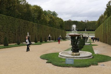 Paris, Fransa 'da bulutlu bir günde Versailles Sarayı' nın güzel bir bahçe manzarası.