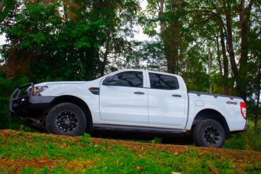 Kırsal bir yolda beyaz modifiye edilmiş bir Ford Ranger 2019 4X4.
