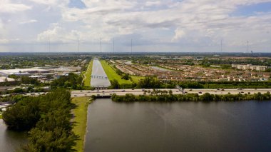 Kuzey Miami Sahili 'nin kanalı ve otoyol manzaralı görüntüsü, Florida, ABD