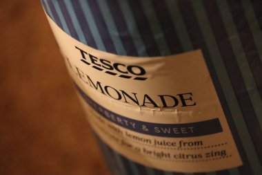 Bir yandan Tesco Limonata şişesinin yakın çekimi.