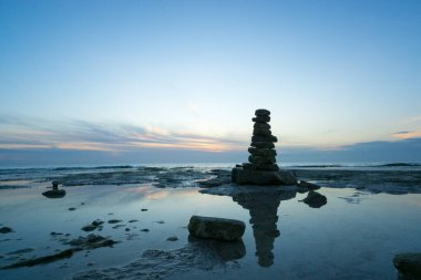 Kaya kulesinin güzel manzarası deniz ve gökyüzünün arka planında.