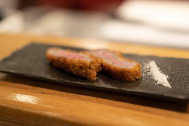 Yakın çekim kızarmış sığır eti.