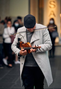 Melbourne, Avustralya sokaklarında bir kemancının düşey performansı