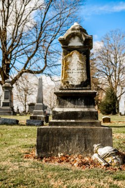 Lübnan, Ohio 'daki mezarlıkta yosunlarla kaplı tarihi bir mezar taşı.