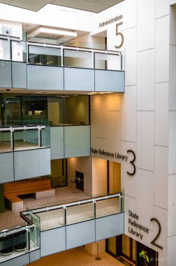 Brisbane Şehir Kütüphanesi 'nin 5. katındaki modern bir iç mekanının dikey görüntüsü.