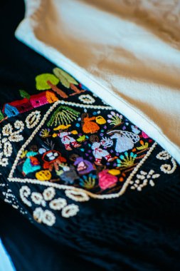 El yapımı, renkli bir kumaşın yakın plan çekimi.