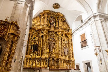 İspanya, San Miguel de las Duenas Manastırı kilisesinin ana sunağının alçak açılı çekimi.