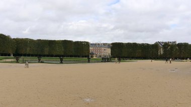 Paris, Fransa 'da bulutlu bir günde Versailles Sarayı' nın bahçeleri