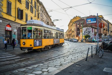 İtalya 'nın Milano kenti Navigli yakınlarındaki Viale Gorizia caddesinde yerel nakliye aracı