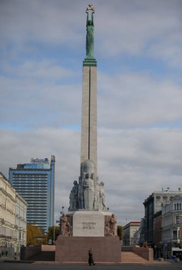 Riga, Letonya 'daki Özgürlük Anıtı' nda nöbetçi değişimi.