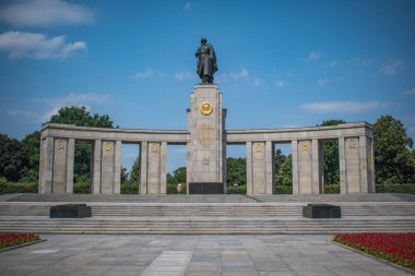 Sovyet Savaşı Anıtı Kızıl Ordu, Berlin ve Almanya 'nın öldürülen 2. Dünya Savaşı askerlerinin anısına.