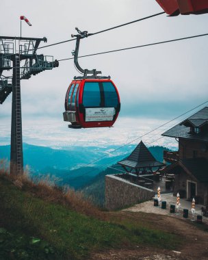 Brasov 'da, dağın tepesindeki teleferik aşağı iniyor.