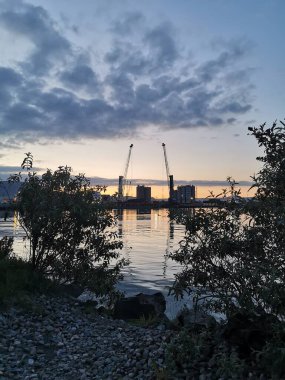 Gün batımının altında güzel turuncu gökyüzü Belfast 'ın manzarası.