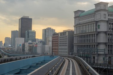 Tokyo, Japonya 'da arka planda büyük binalar bulunan raylar.