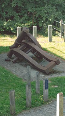 Parktaki eski bir topun yakın çekimi.