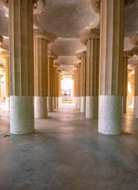 İspanya, Barselona 'daki Guell parkında Hypostyle Room' un dikey çekimi.