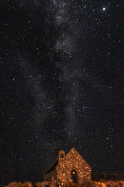 Gece gökyüzünün dikey bir görüntüsü Samanyolu ve parlak yıldızlarla
