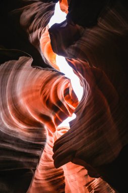 Arizona, ABD 'deki Antilop Kanyonu' nun kumtaşı duvarlarının dikey çekimi.