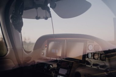 Küçük bir uçağın uçuş güvertesi sisteminin yakın çekimi.