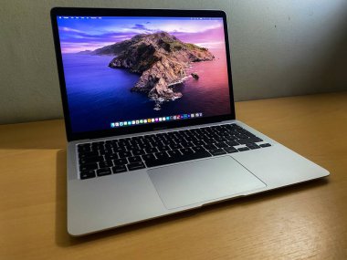 Masasında M1 çipi olan bir MacBook Air.