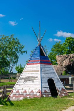 Tahta bir Kızılderili çadırı.