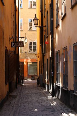Gamla Stan 'in Stockholm' deki eski kasabasında dar bir sokağın dikey görüntüsü..