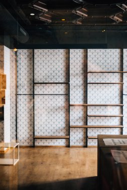 Ahşap bir tabureyle boş bir lüks iç mekanın dikey çekimi.