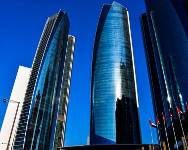 Gökdelenlerin güzel alçak açılı görüntüsü, Dubai