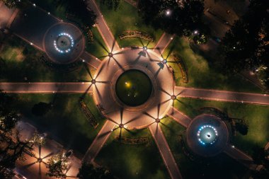 Patzcuaro 'daki Plaza Vasco de Quiroga' nın gökyüzü gece ışıklarıyla aydınlatılmış, Michoacan, Meksika